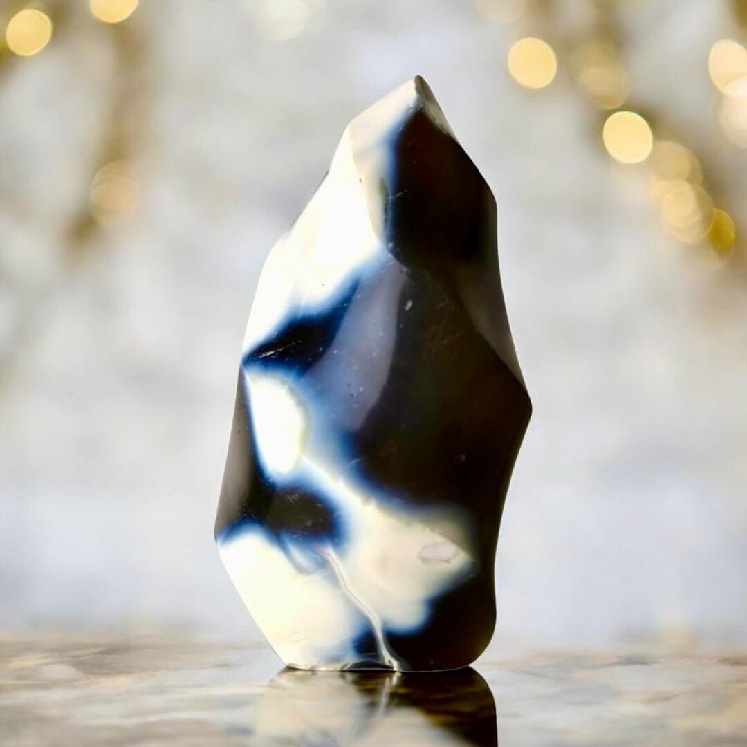 Orca-Achat-Flamme – Ausdrucksstarkes Edelsteinobjekt in Schwarz-Weiß