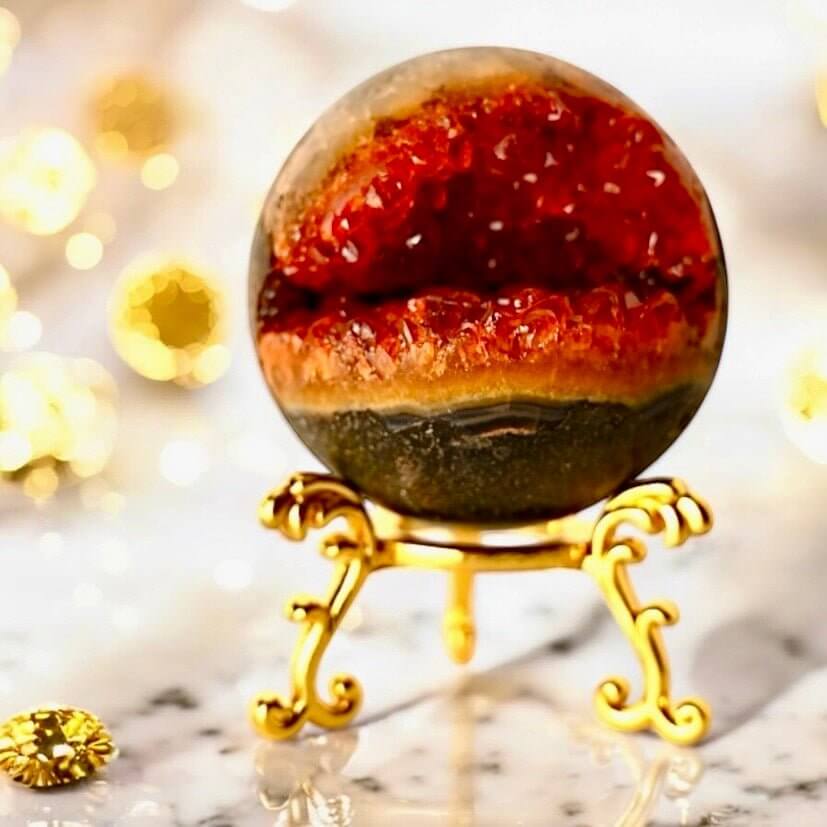 Rote Amethyst Kugel mit Druse - funkelndes Edelsteinhighlight