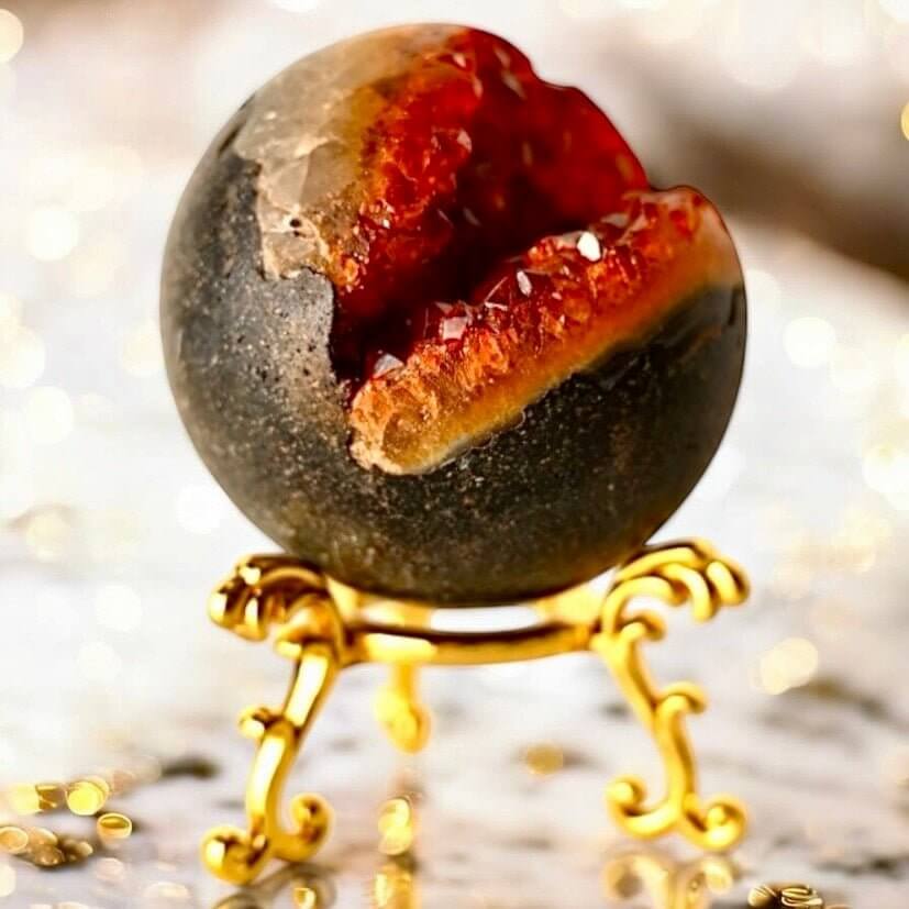 Rote Amethyst Kugel mit Druse - funkelndes Edelsteinhighlight