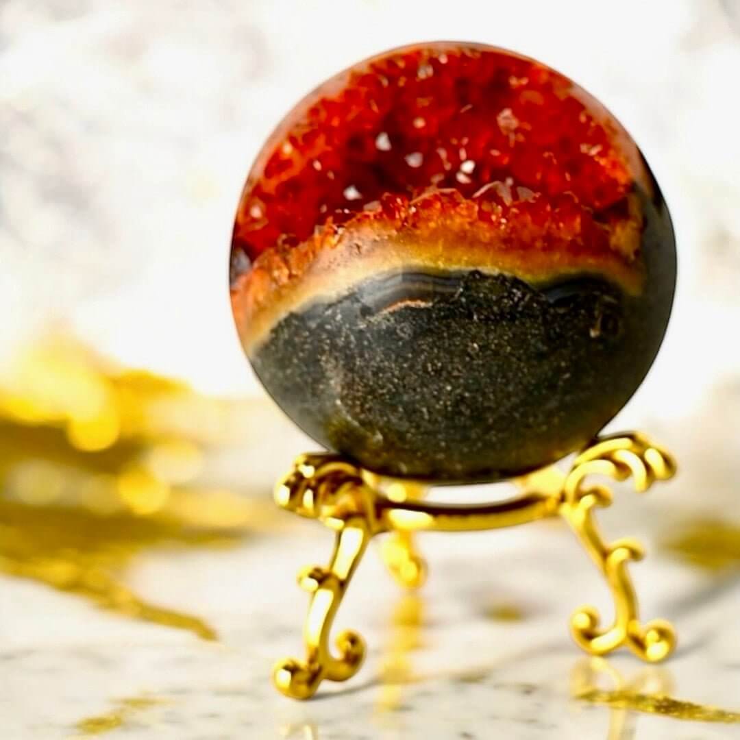 Rote Amethyst Kugel mit Druse - funkelndes Edelsteinhighlight