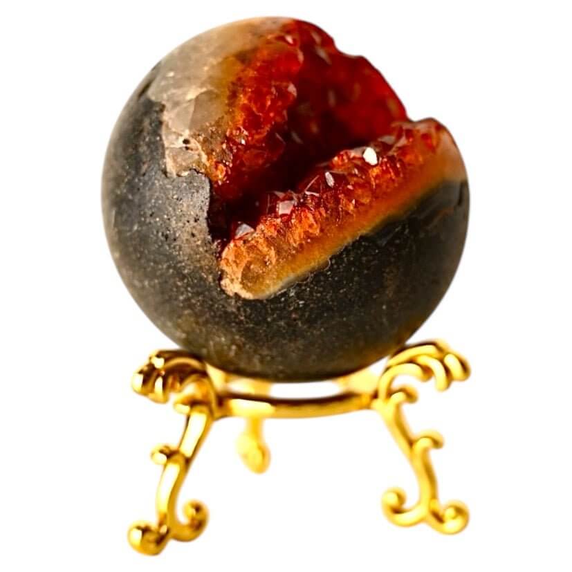 Rote Amethyst Kugel mit Druse - funkelndes Edelsteinhighlight