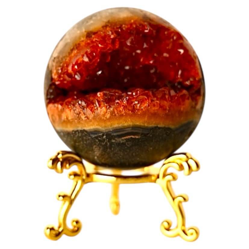Rote Amethyst Kugel mit Druse - funkelndes Edelsteinhighlight