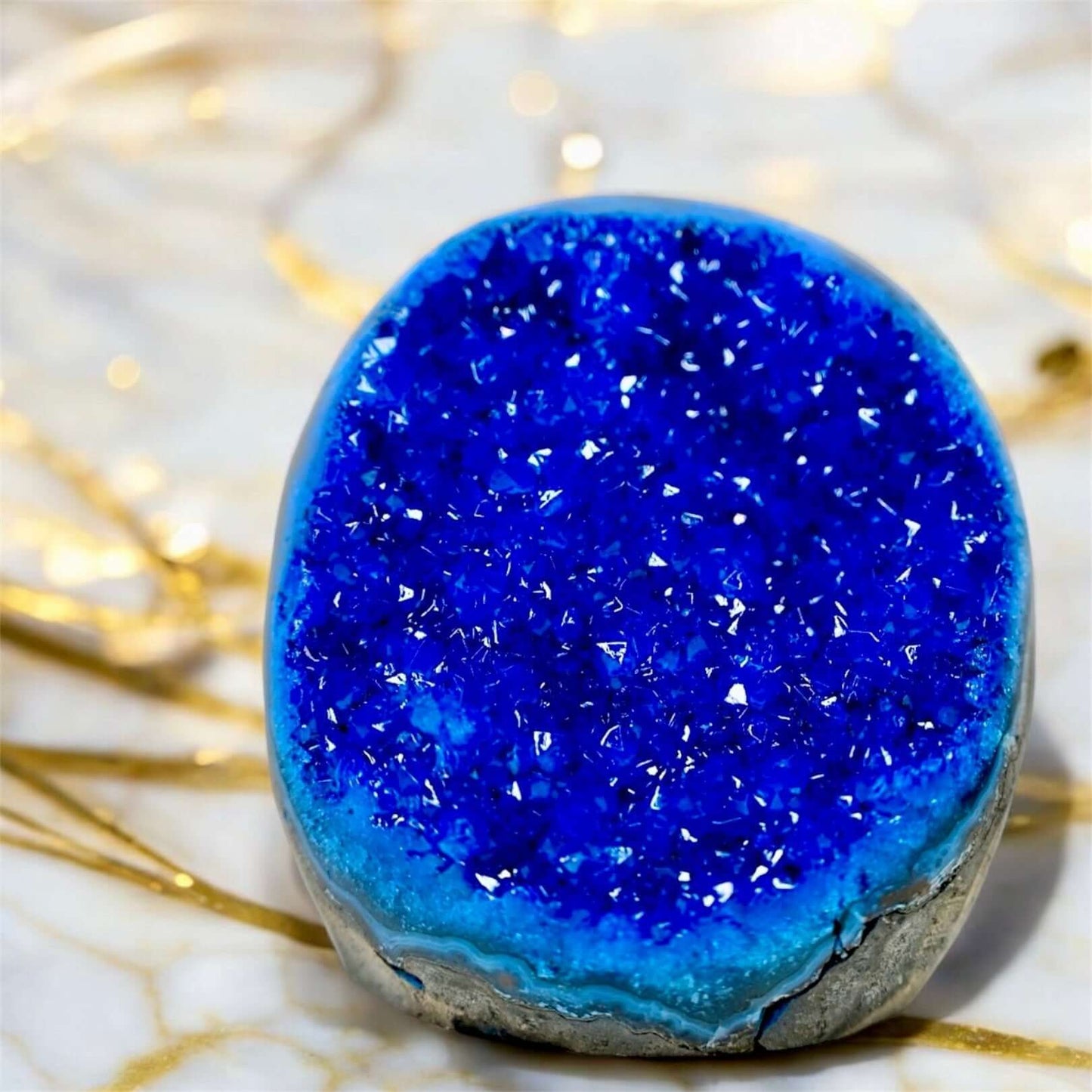 Blaue Amethystdruse – Glitzernde Schönheit als dekoratives Zentrum