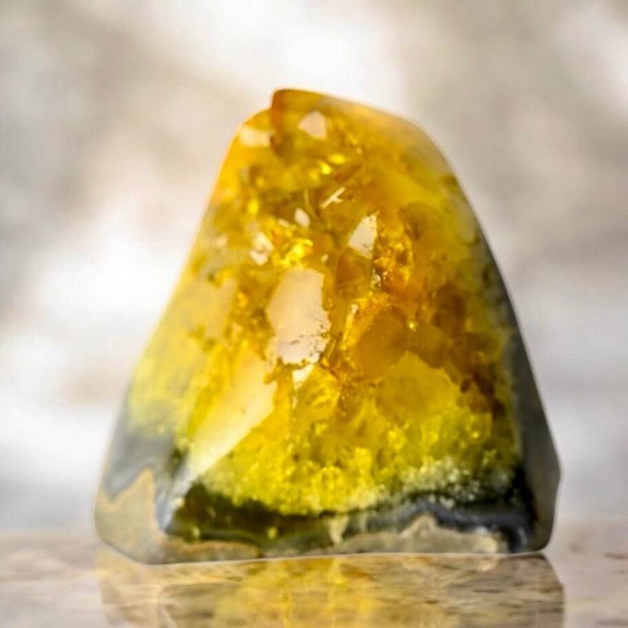 Gelbe Amethystdruse – Elegantes Kristallstück als Wohnakzent