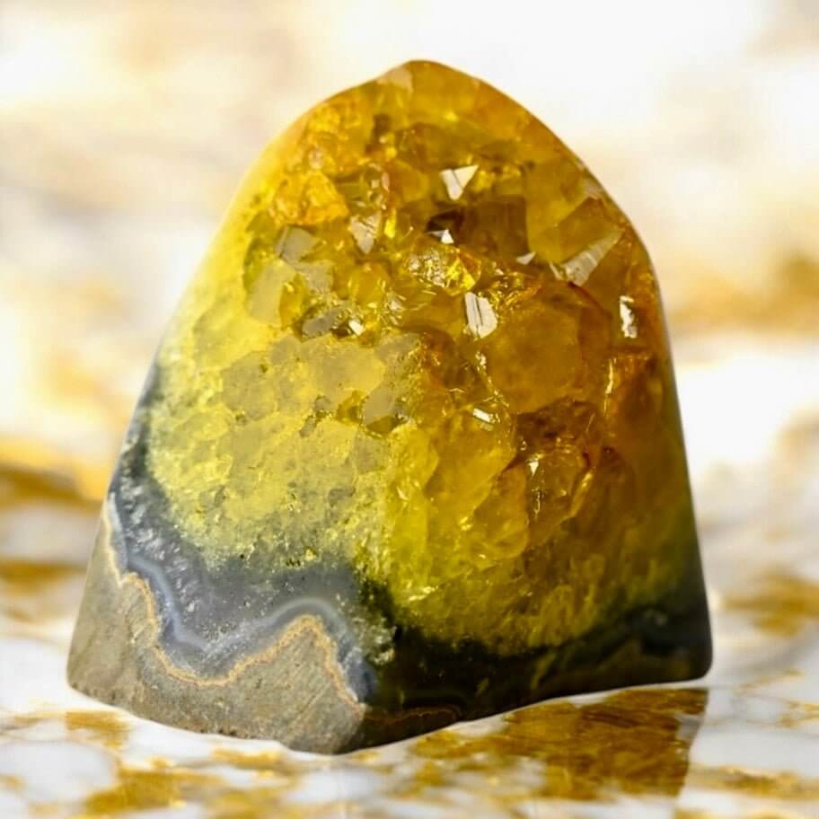 Gelbe Amethystdruse – Elegantes Kristallstück als Wohnakzent