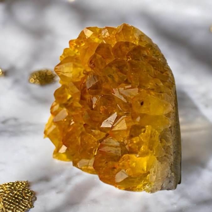 Funkelnde gelbe Amethystdruse – Leuchtender Blickfang fürs Zuhause