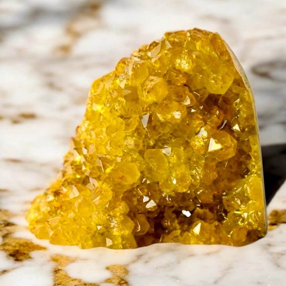 Gelbe Amethystdruse – Strahlender Kristall für Harmonie & Freude