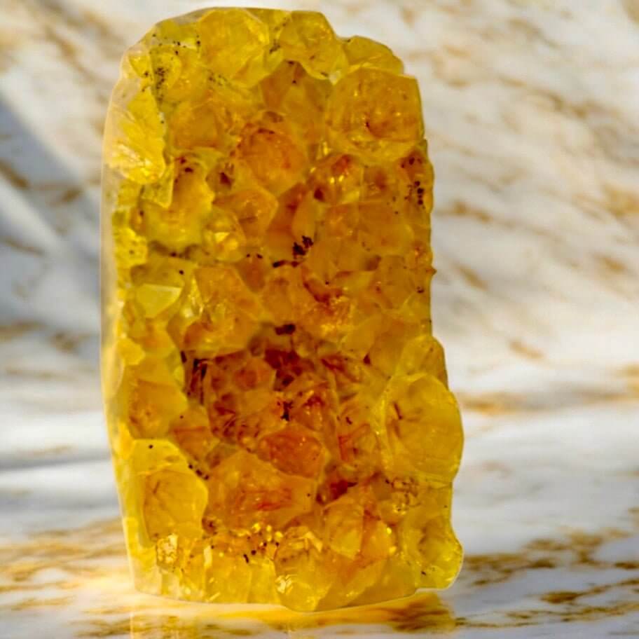 Leuchtende gelbe Amethystdruse – Glanzvolles Highlight für Wohnräume
