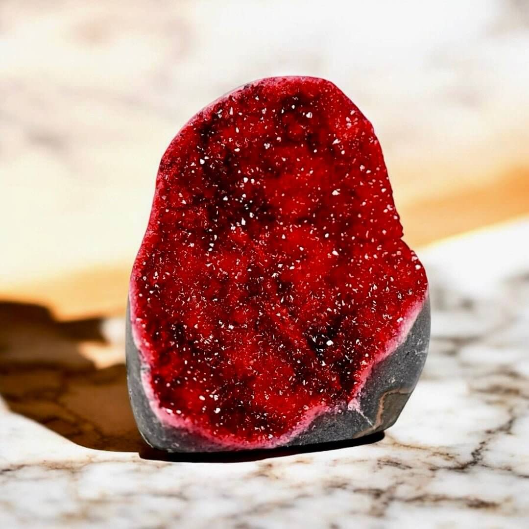 Rote Amethystdruse – Glitzernde Kristalle als dekoratives Zentrum