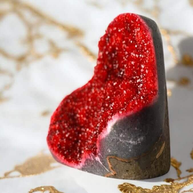 Rote Amethystdruse – Glitzernde Kristalle als dekoratives Zentrum
