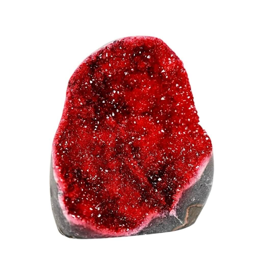 Rote Amethystdruse – Glitzernde Kristalle als dekoratives Zentrum