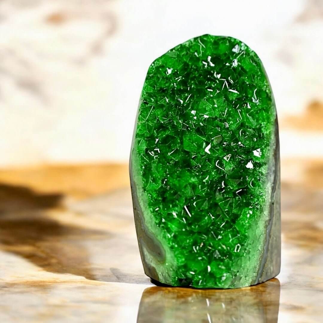 Grüne Amethystdruse – Glitzernde Kristallspitzen als dekoratives Zentrum