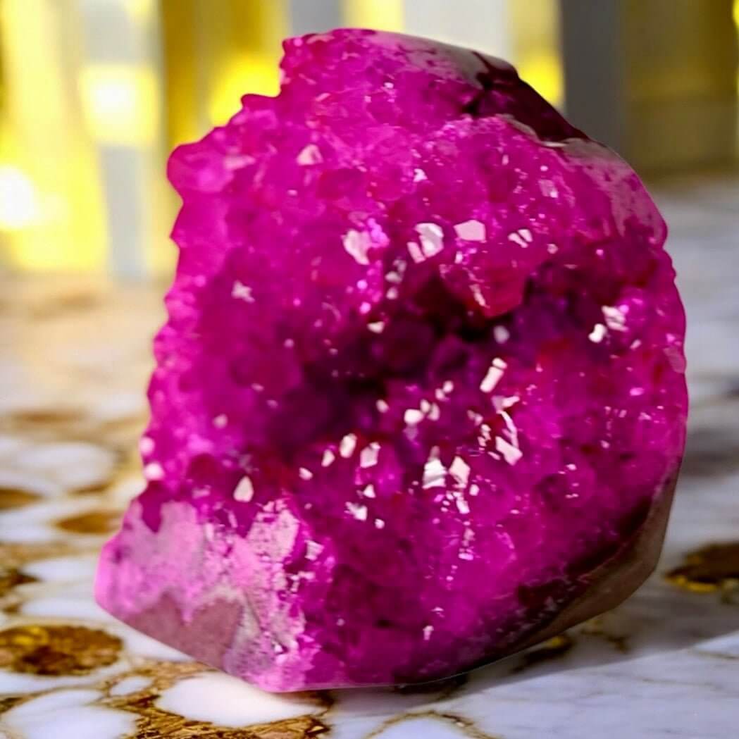 Leuchtende pinke Amethystdruse – Farbspiel für dein Zuhause
