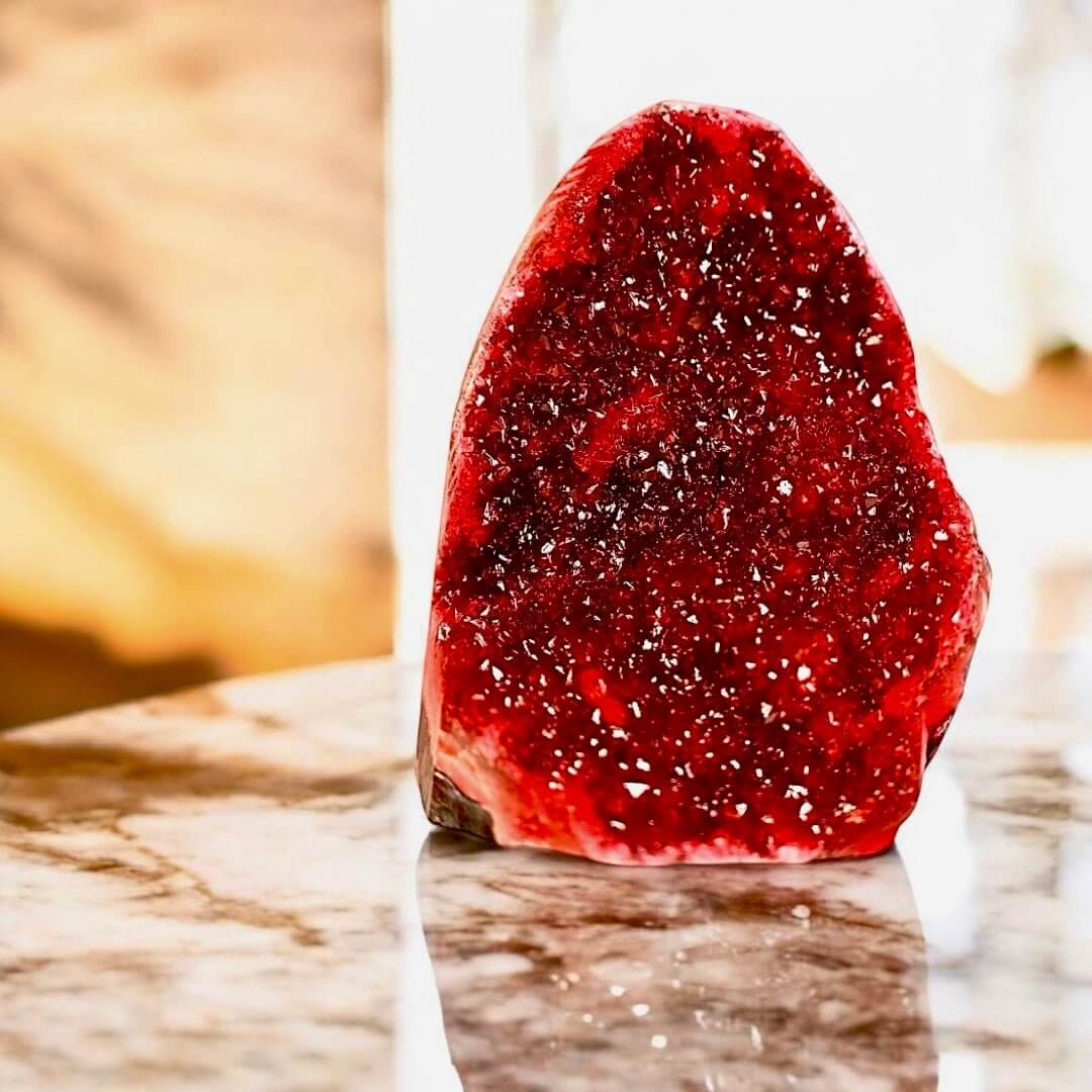 Leuchtende rote Amethystdruse – Wohnjuwel fürs Zuhause