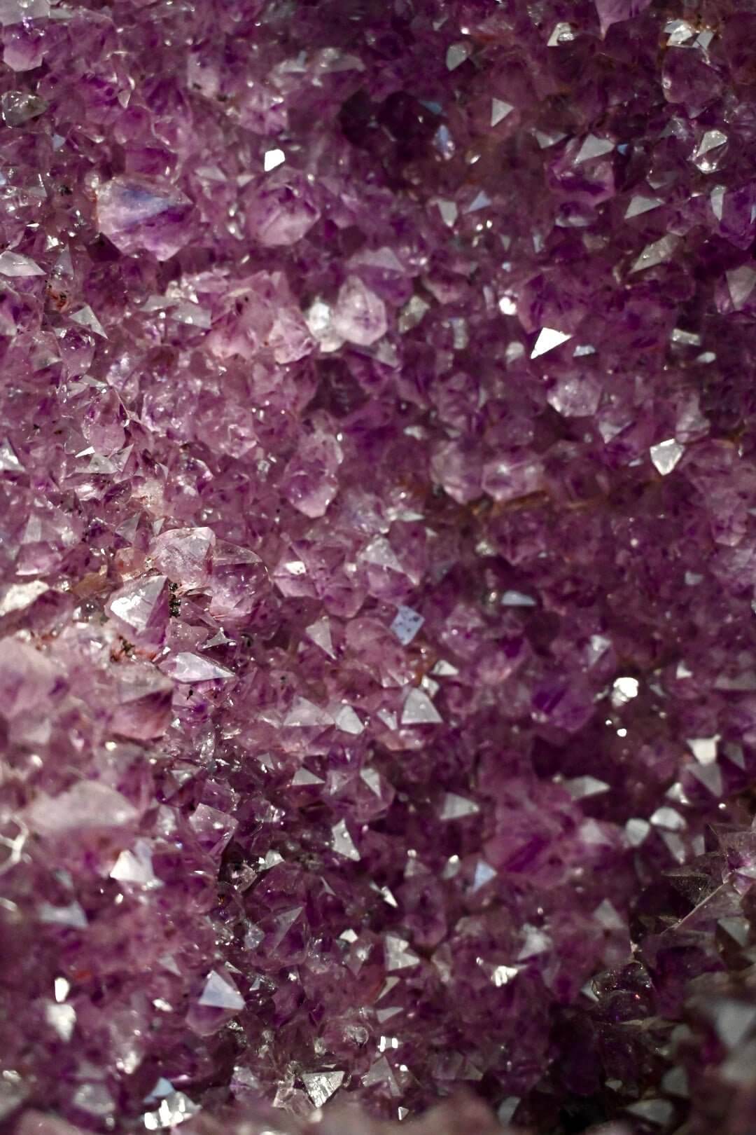 Amethystdruse als Wohnhighlight – Tiefe violette Kristalle, die Räume verzaubern