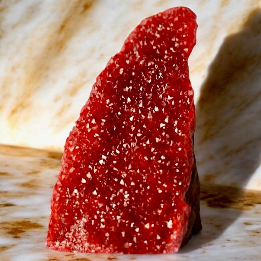 Glitzernde Flamme- Rote Amethystdruse