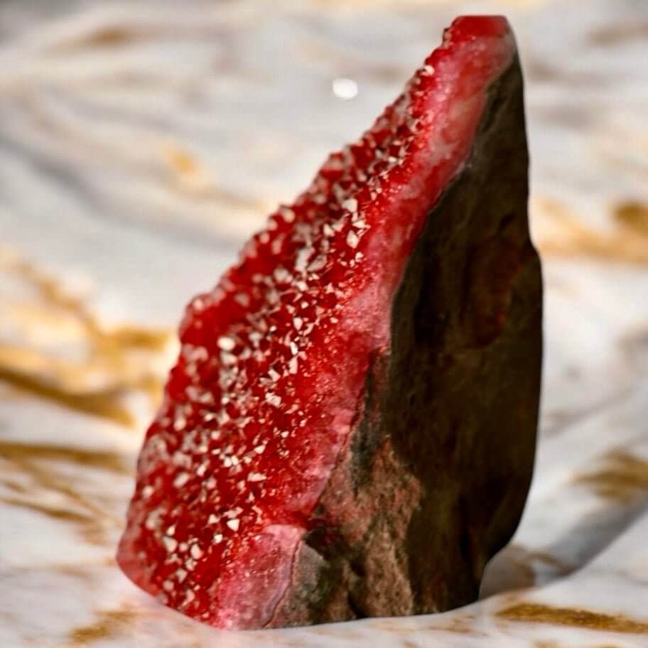 Glitzernde Flamme- Rote Amethystdruse