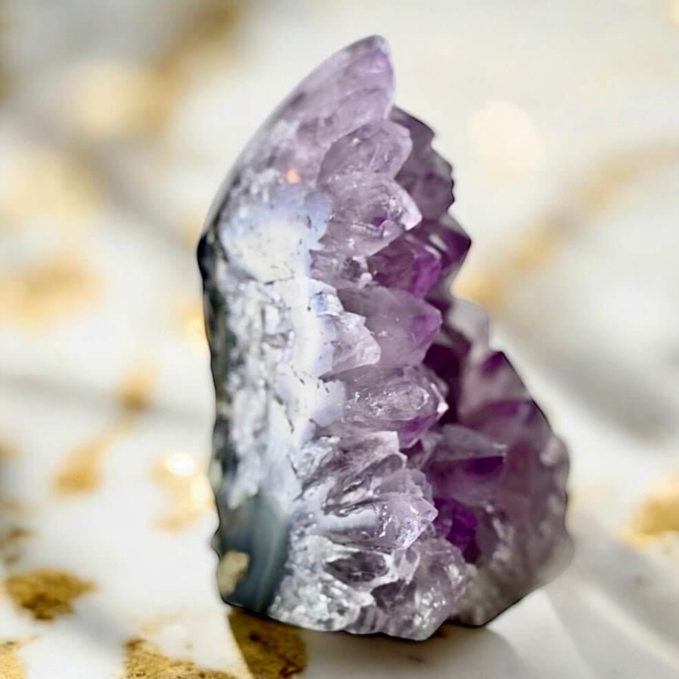 Amethystdruse mit Glitzerkristallen – Edler Blickfang