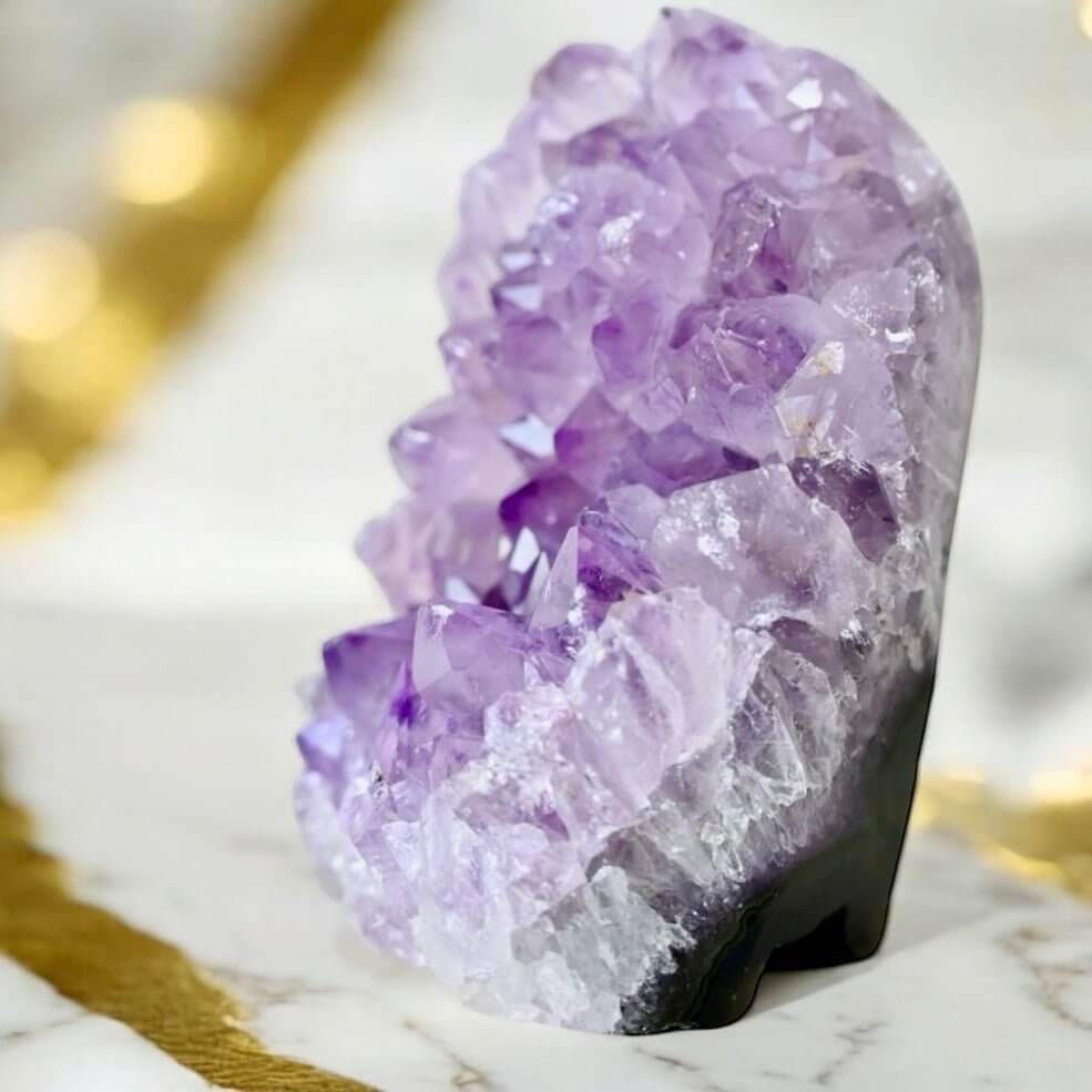 Amethystdruse mit Glitzerkristallen – Edler Blickfang