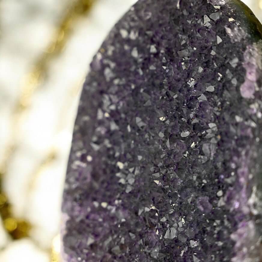 Amethystdruse mit funkelnden Spitzen – Dekoratives Highlight