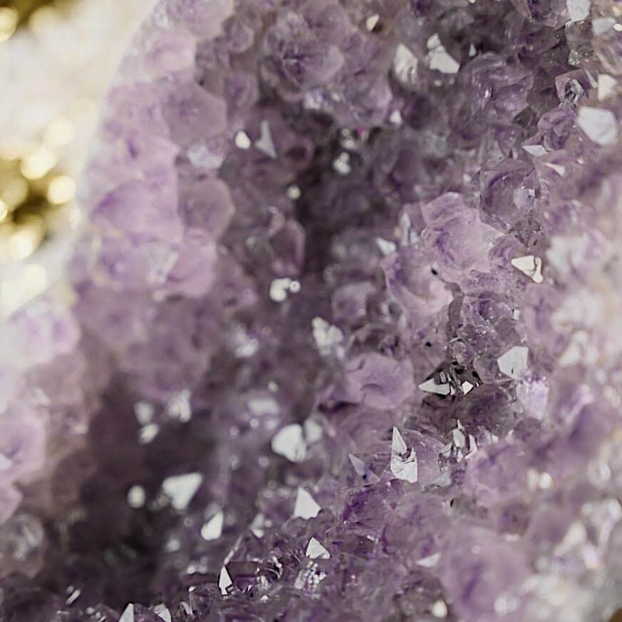 Amethystdruse mit glitzernden Spitzen – Majestätisches Naturkunstwerk