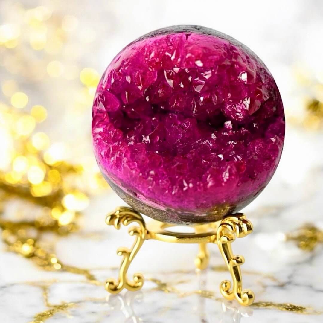 Leuchtende pinke Amethystkugel mit Druse – Strahlendes Kristallhighlight fürs Zuhause