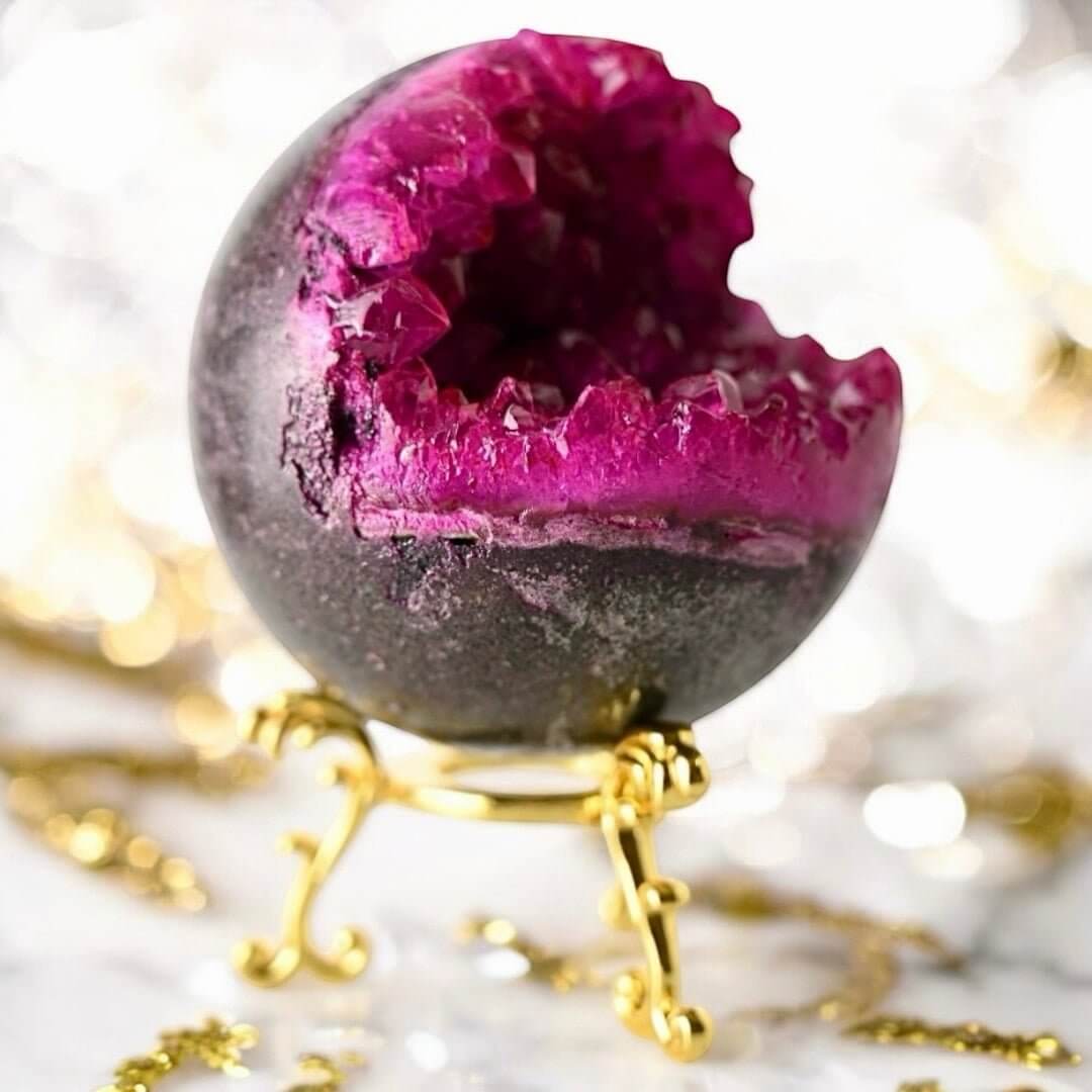 Leuchtende pinke Amethystkugel mit Druse – Strahlendes Kristallhighlight fürs Zuhause