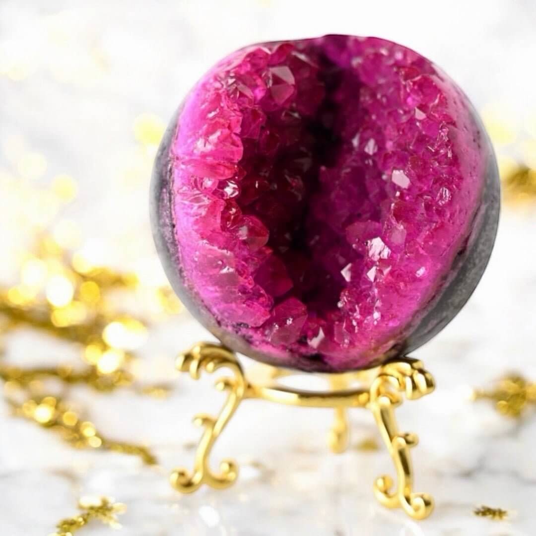 Leuchtende pinke Amethystkugel mit Druse – Strahlendes Kristallhighlight fürs Zuhause