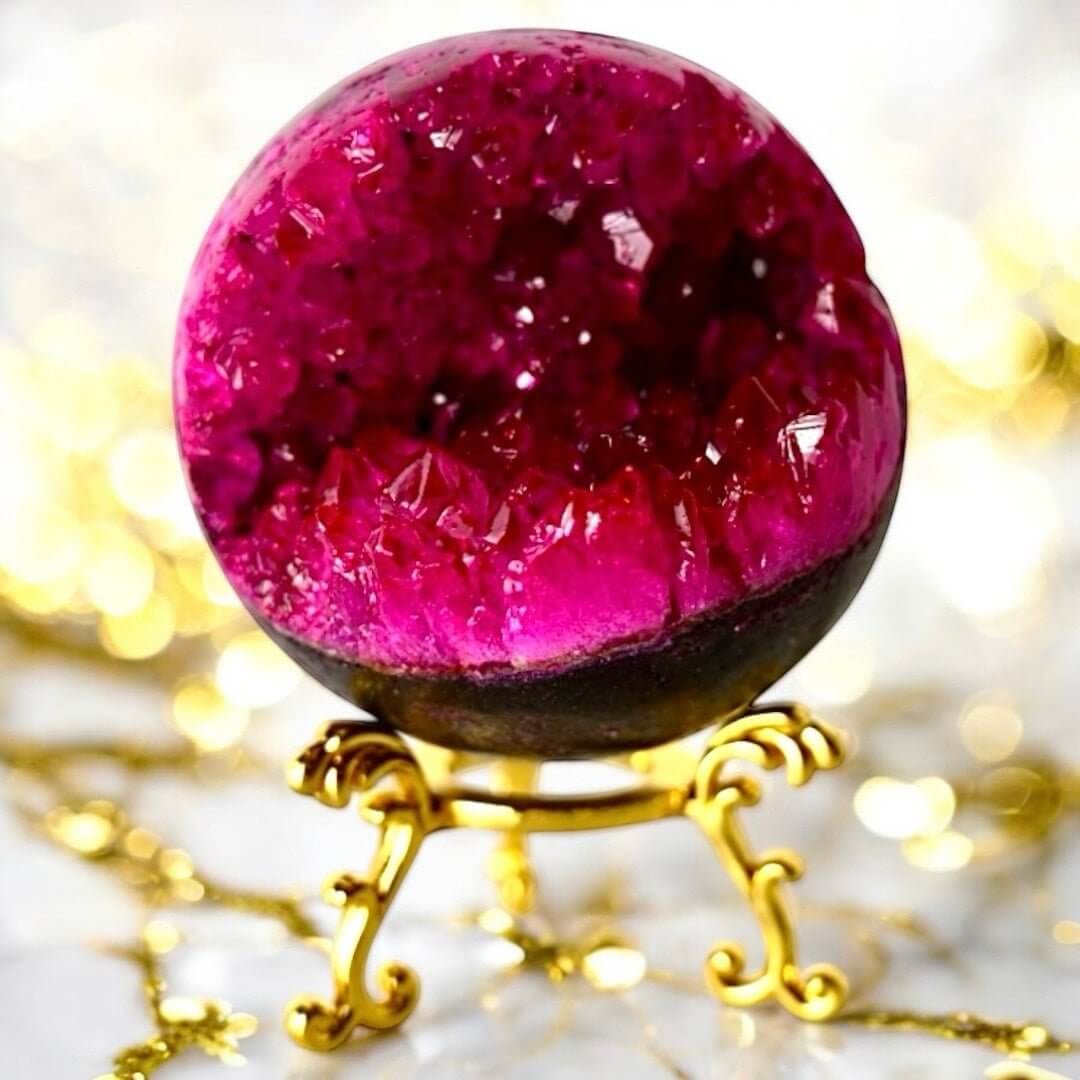 Leuchtende pinke Amethystkugel mit Druse – Strahlendes Kristallhighlight fürs Zuhause