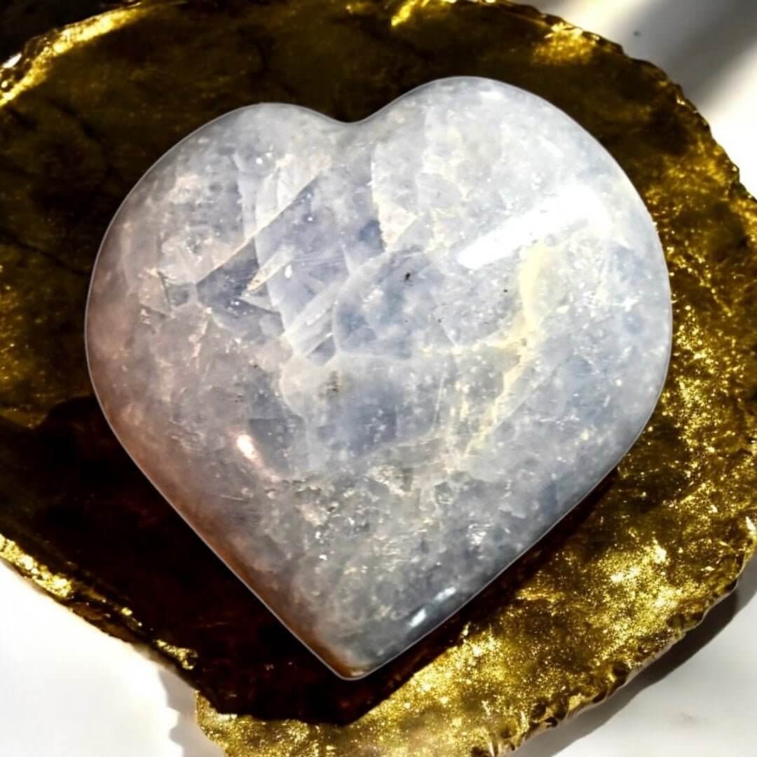 Herz aus himmelblauem Celestit – Symbol für Frieden und Harmonie