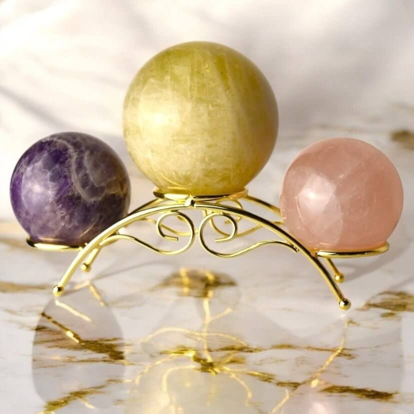 Eleganter Kugelhalter in Gold – für 3 Edelstein- oder Kristallkugeln