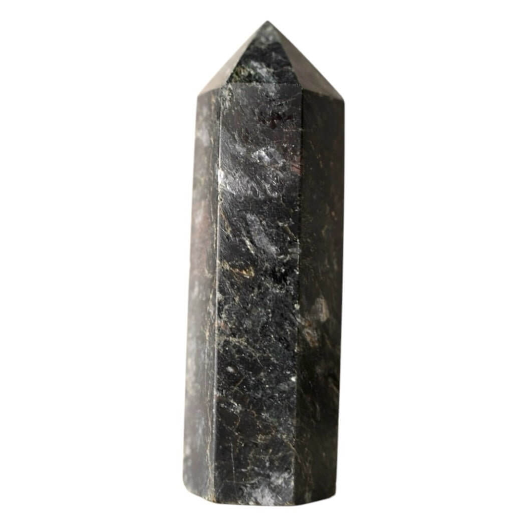 Granat Obelisk – tiefrote Eleganz als stilvolles Dekor