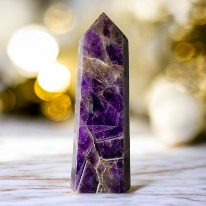 Großer Amethyst Obelisk - Tiefviolette Kraft