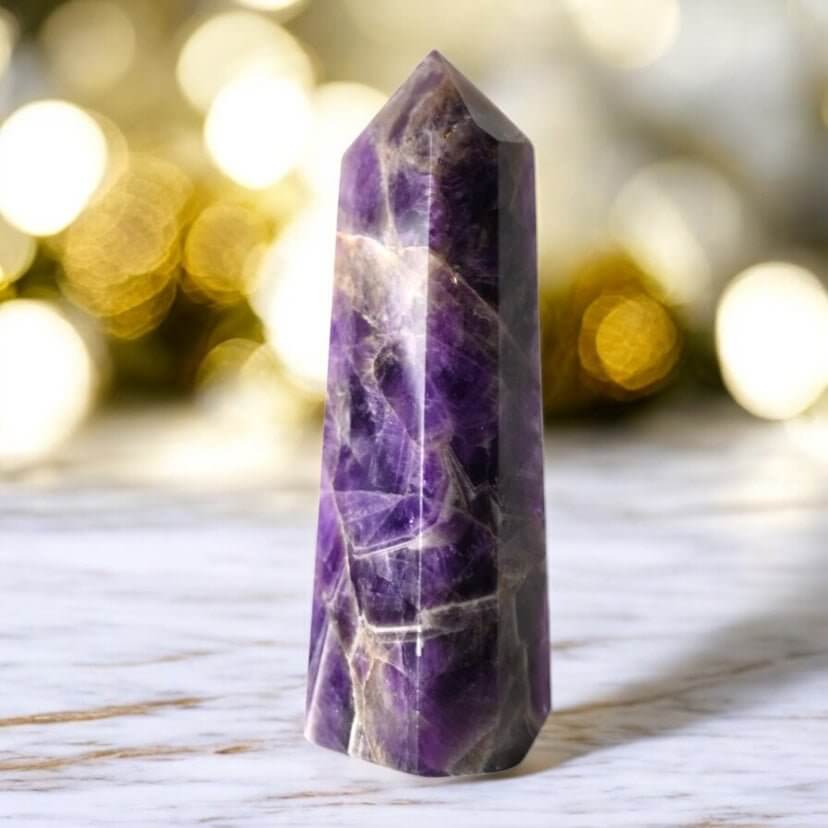 Großer Amethyst Obelisk - Tiefviolette Kraft