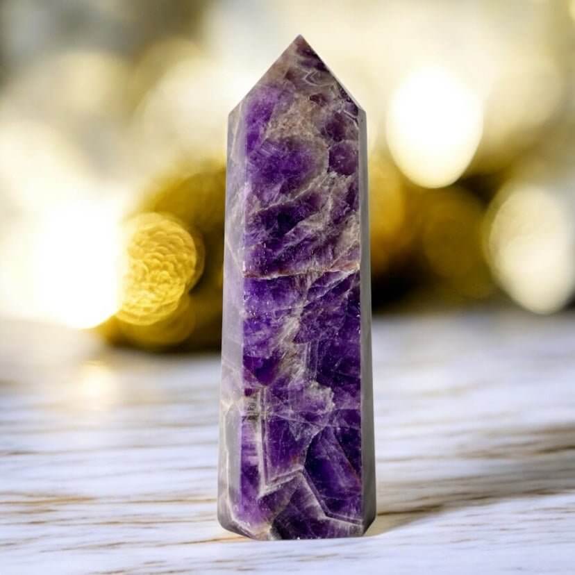 Großer Amethyst Obelisk - Tiefviolette Kraft