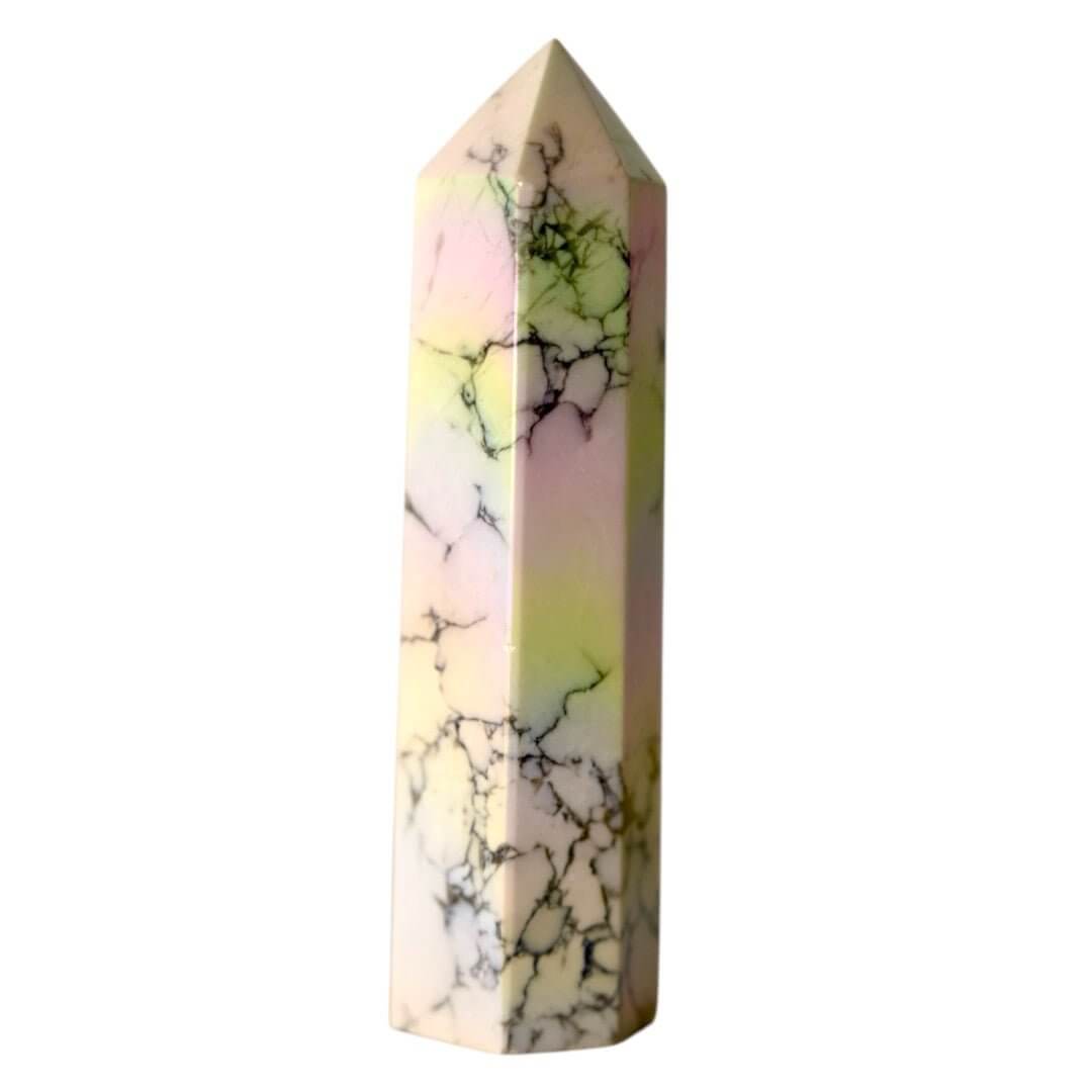 Aura Howlit Obelisk - Schimmernde Leichtigkeit