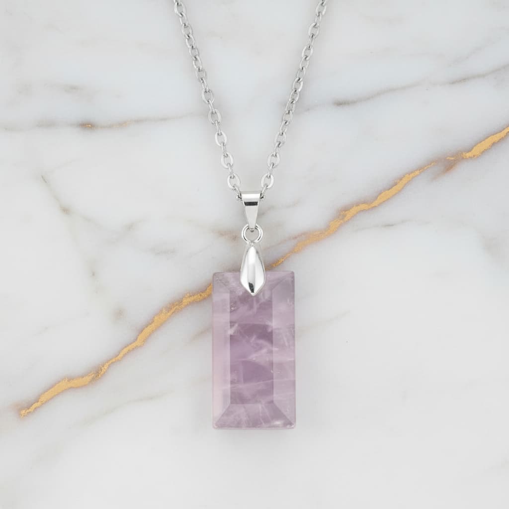 Rosenquarz – Silberne Kette mit geschliffenem Anhänger