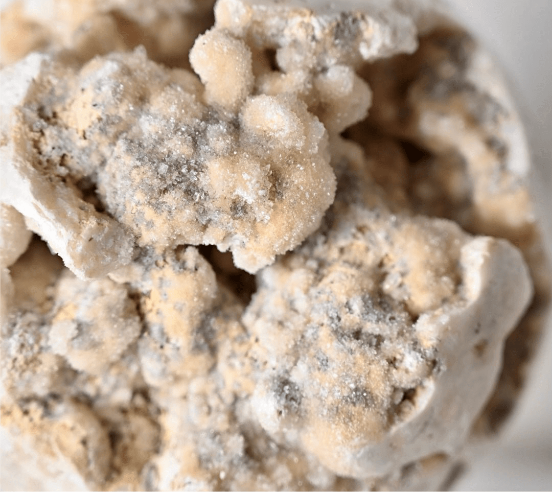 Weiße Druzy-Kristallkugel – faszinierender Stein für Schutz, Inspiration und energetische Reinigung