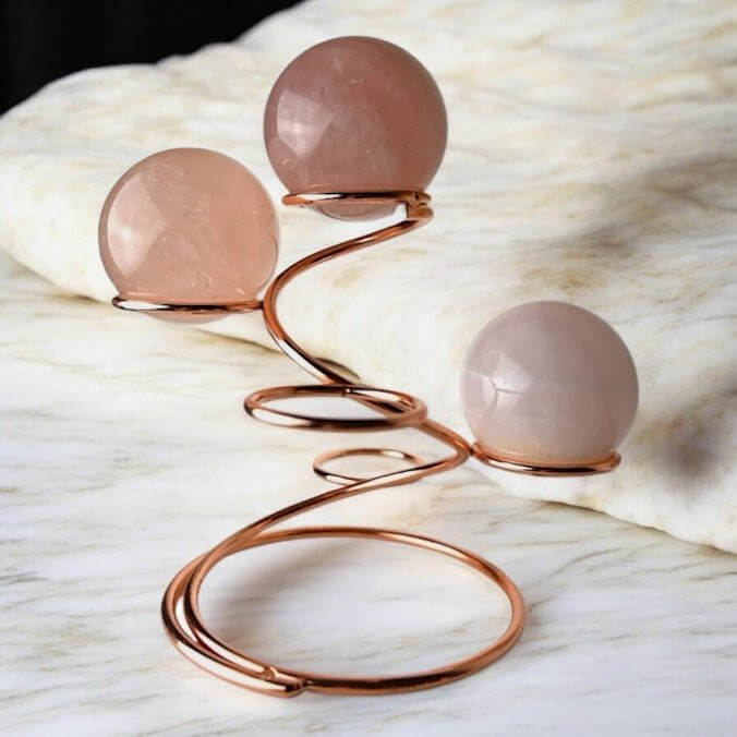 Roségoldener Kugelständer – edle Präsentation für bis zu 5 Kristallkugeln