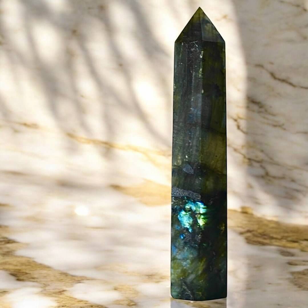 Labradorit Obelisk – mystischer Edelstein für Inspiration und Selbstvertrauen