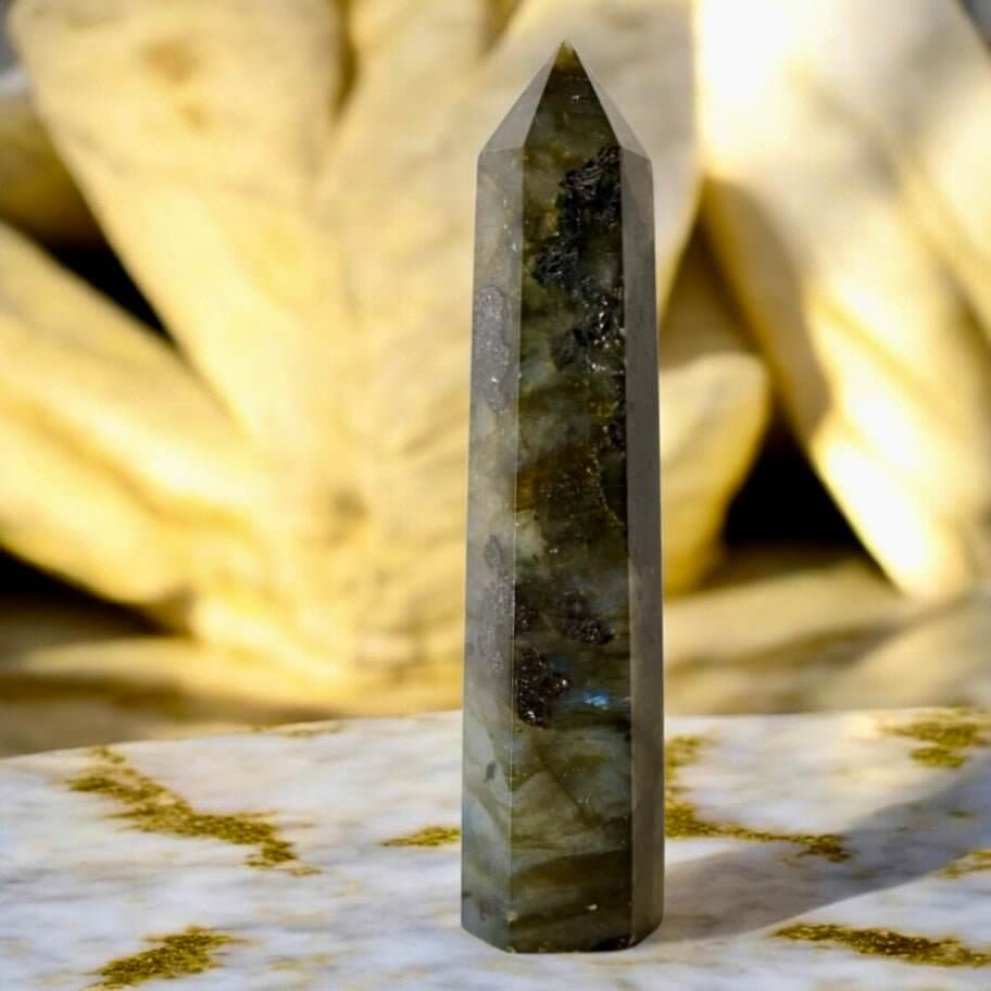 Labradorit Obelisk – kraftvoller Kristall für Achtsamkeit und Schutz