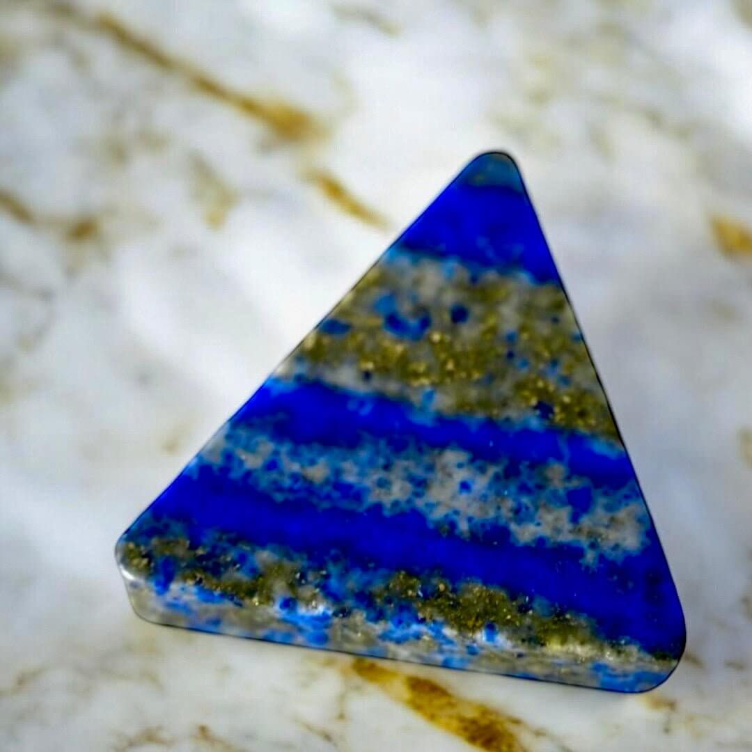 Lapislazuli-Dreieck mit Auge – Symbol für Schutz und Klarheit