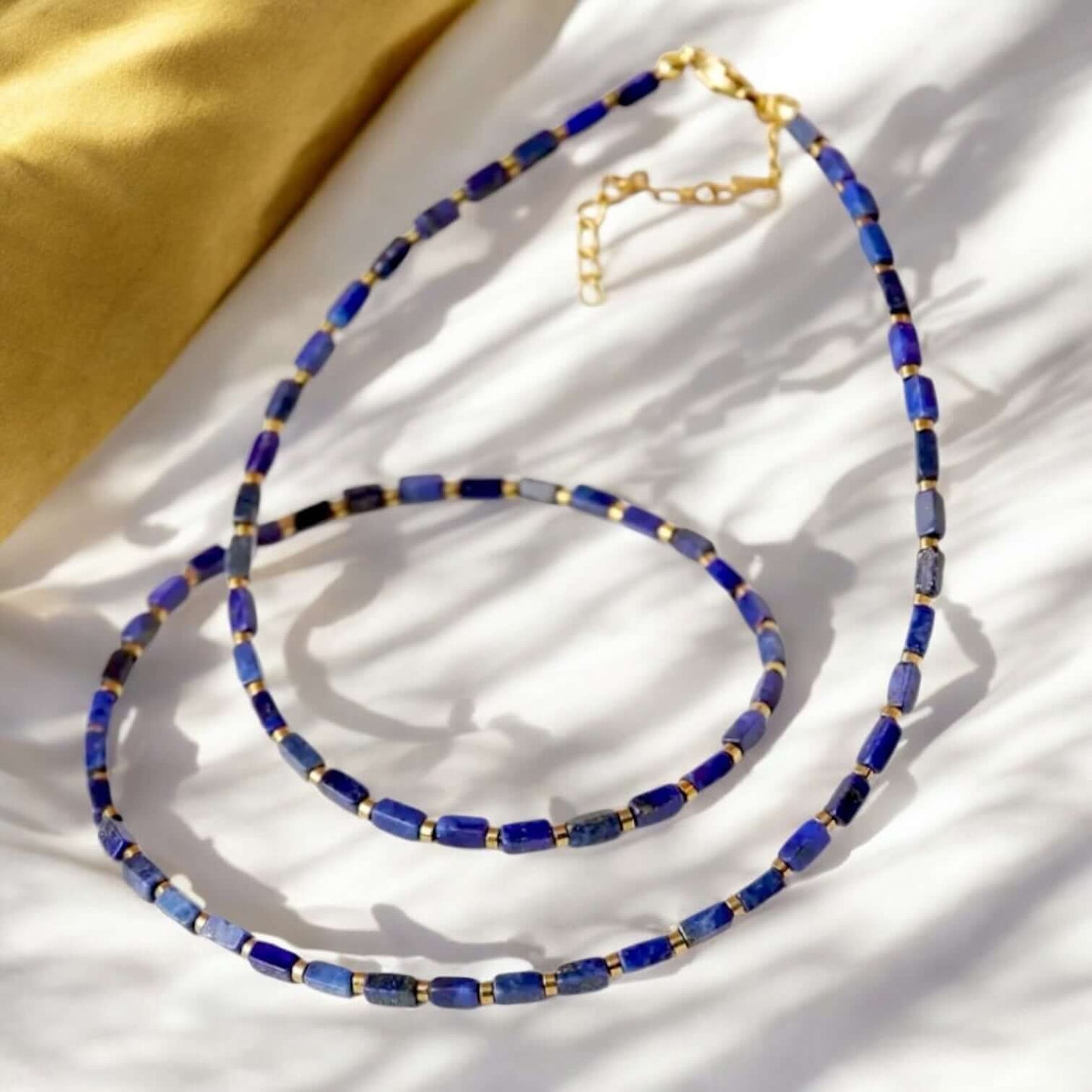 Goldene Kette mit Lapislazuli-Perlen