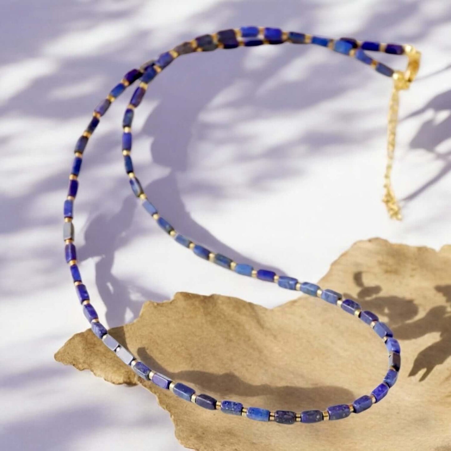 Goldene Kette mit Lapislazuli-Perlen