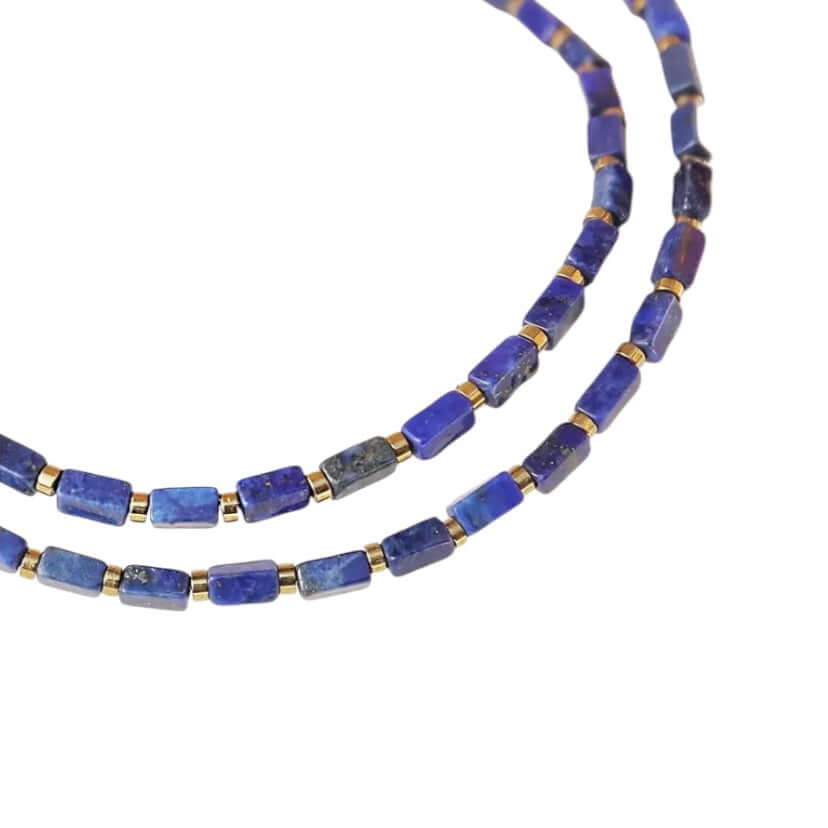 Goldene Kette mit Lapislazuli-Perlen