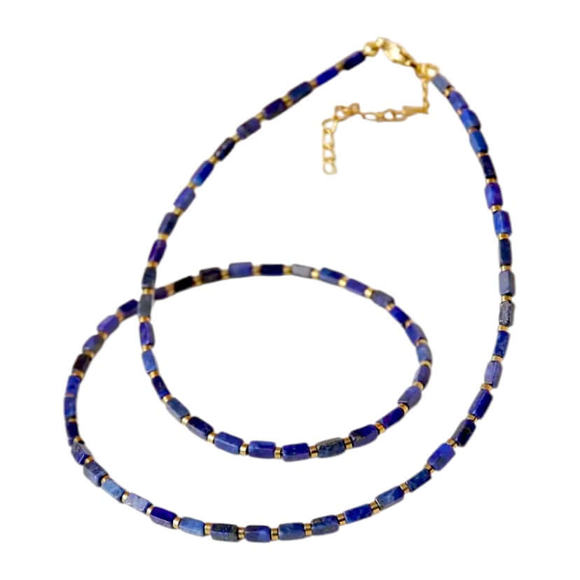 Goldene Kette mit Lapislazuli-Perlen