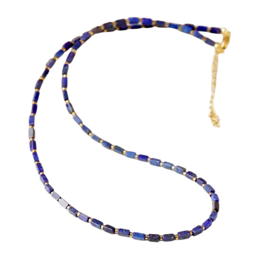 Goldene Kette mit Lapislazuli-Perlen