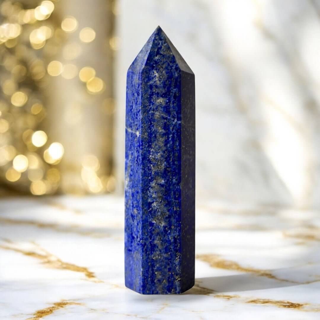 Lapislazuli Obelisk – edler Stein mit schimmernden Goldadern