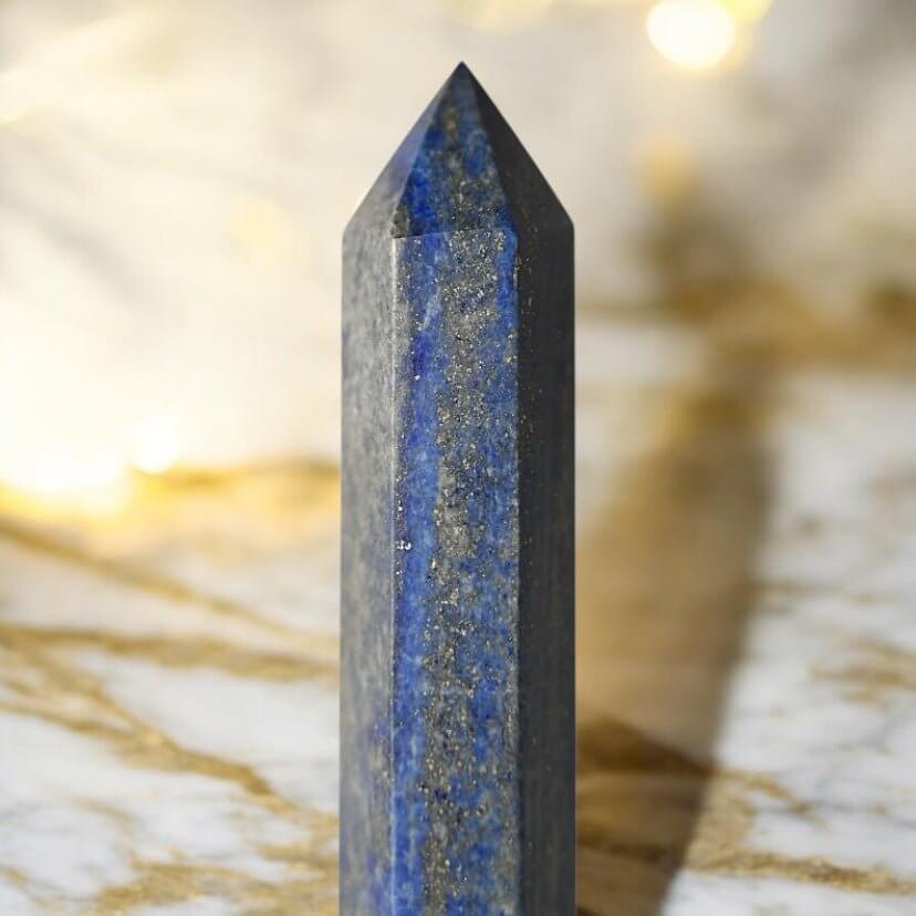Lapislazuli Obelisk – eleganter Edelstein für Meditation und Intuition