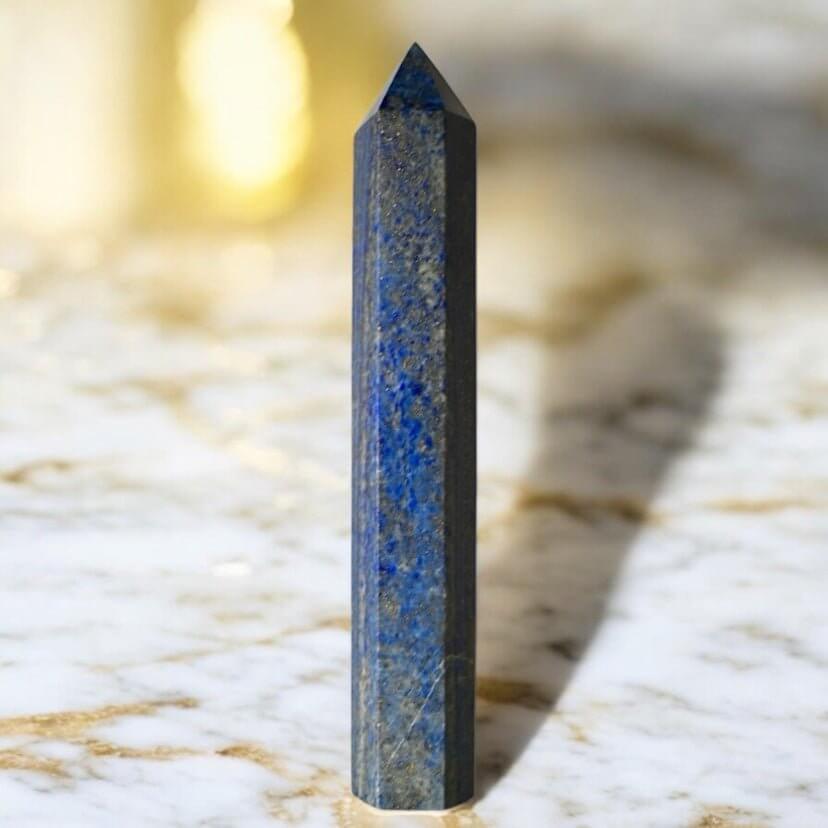 Lapislazuli Obelisk – eleganter Edelstein für Meditation und Intuition